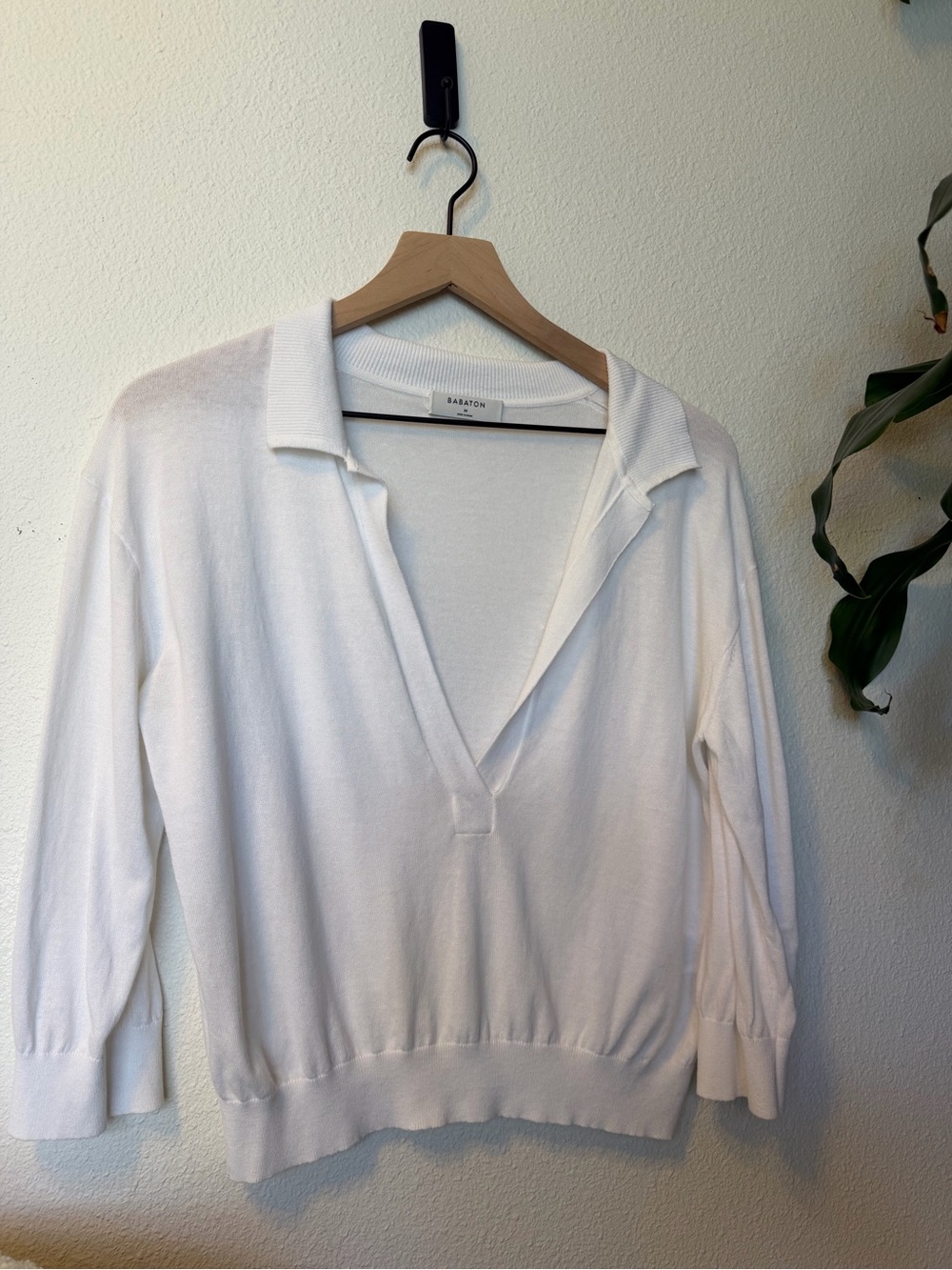 Aritiza Babaton White V-Neck Polo Sweater Size Medium